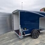 Remorque Fourgon Debon Cargo 1300 Bleue avec Suspension Pullman et Porte Latérale