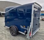 Remorque Fourgon Debon Cargo 1300 Bleue avec Suspension Pullman et Porte Latérale – Image 2