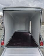 Remorque Fourgon Debon Cargo 1300 Bleue avec Suspension Pullman et Porte Latérale – Image 3